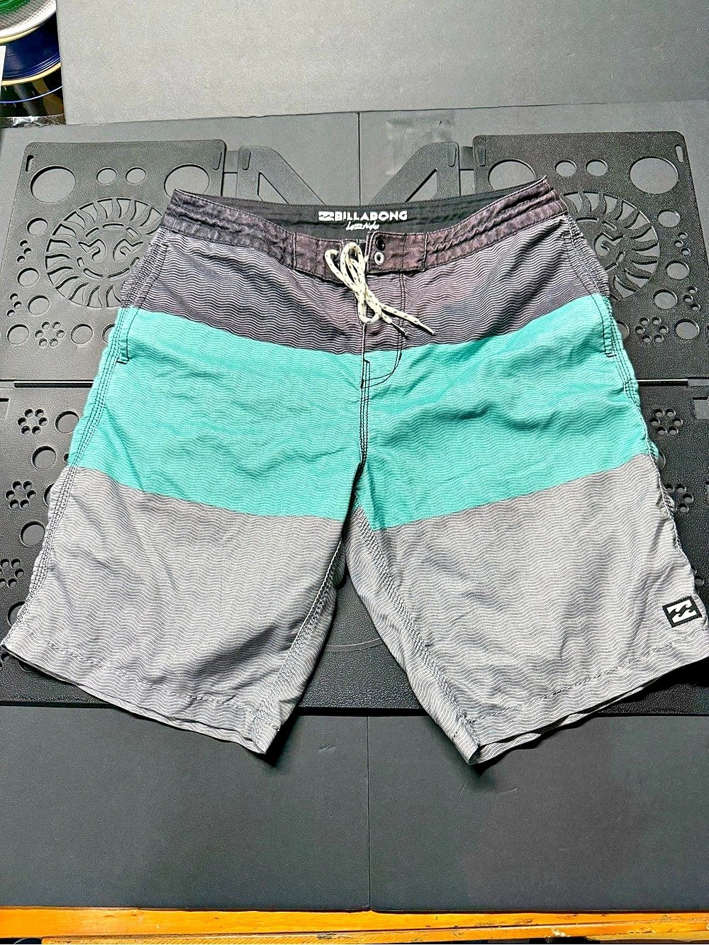 Billabong Lo Tides Board Shorts in Gray & Green Size Medium Like New